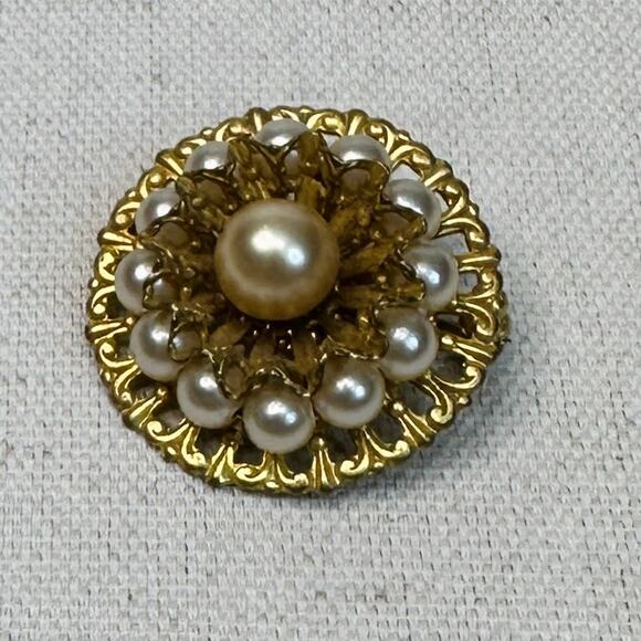 Vtg Brooch Pin WMNS Gold Tone Round Faux Pearl Round Flower Design Elegant Retro - Picture 1 of 6